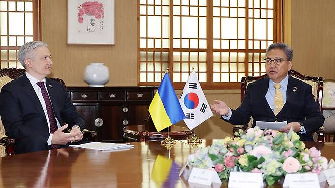 우크라이나대사 만난 박진 장관(오른쪽) (사진=연합뉴스)