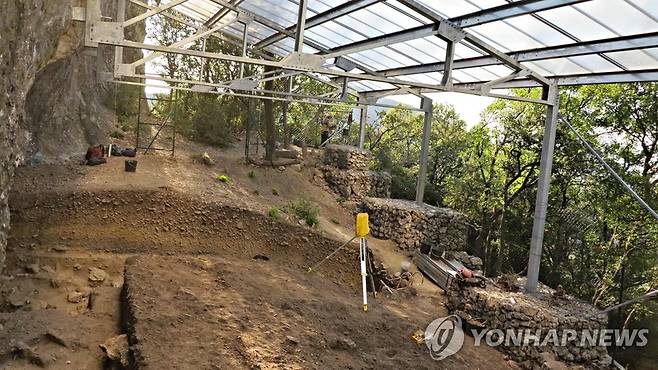 프랑스 남부 론 밸리의 선사 동굴 망드랭 발굴 현장  (AFP=연합뉴스) 22일(현지시간) 프랑스 남부 론 밸리의 선사 동굴 망드랭 발굴 현장 모습. 2023.02.22. photo@yna.co.kr