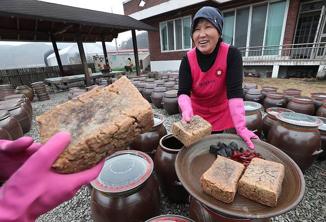지난 18일 대전 서구 원정동에서 강옥분씨가 전통방식으로 장 담그는 방법을 설명하고 있다. /신현종 기자