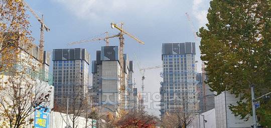 서울의 한 아파트 건설현장 모습 <디지털타임스 DB>