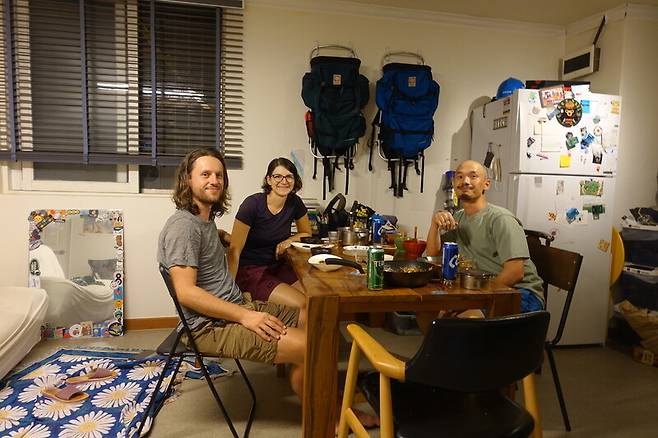 독일 출신 헤닝(맨 왼쪽)과 에바(가운데)가 서울의 한 호스트 집에서 머물며 사귄 동네 친구 이수혁씨와 저녁 식사를 하고 있다. 조서형 제공