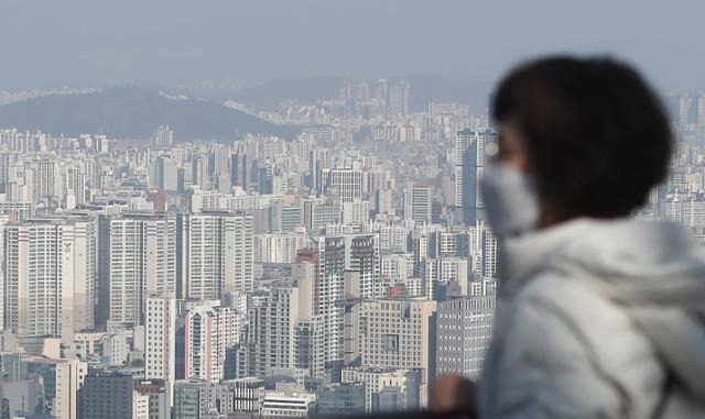 24일 오후 남산타워에서 바라본 아파트 단지 모습. 뉴스1