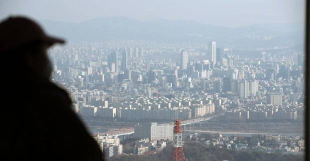 서울 중구 남산에서 바라본 도심 아파트 전경. 사진=뉴스1