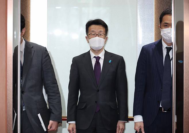 16일 일본 정부가 시마네현이 주최하는 '다케시마(竹島·일본이 주장하는 독도의 명칭)의 날' 행사를 계기로 '독도는 일본 땅'이라는 억지 주장을 되풀이하는 것과 관련해 초치된 구마가이 나오키 주한일본대사관 총괄공사가 서울 종로구 외교부에서 엘리베이터를 타고 있다. [연합]