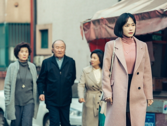 Hong Soo-hyun was picked up at the beginning of the day by Yoon Mi-ra, Yoon Joo-sang, and Kim Hye-seon.The TV CHOSUN weekend mini-series  ⁇  Red Balloon  ⁇  (written by Moon Young-nam / Directed by Jin Hyung-wook / Produced by Snake Media, High Ground) has a realistic view of the relative deprivation of Moon Young-nams writing and delicate and emotional director Jin Hyung-wook, Seo Ji-hye - Lee Sung-jae - Hong Soo-hyun - Lee Sang-woo It gives you a sense of immersion.Above all, in the last 18th episode, Hong Soo-hyun was shocked to hear that Seo Ji-hye was the one who leaked the design from the swindler who made him go bankrupt.Hanbada poured terrible tears and decided to revenge, suggested Jo Eun-gang to Travel, and advised him to drink a suspicious coffee.If you do not believe it, do not drink it. If you believe it, drink it.In this regard, Hong Soo-hyun is showing a bloody atmosphere with Yoon Mi-ra, Yoon Joo-sang, and Kim Hye-seon in a spooky look.In the early dawn of the play, the princess (Yoon Mi-ra), Yoon Joo-sang, and Kim Hye-seon are chasing after the Hanbada walking ahead.Unlike the glittering laser eyes, the princess, the pagoda, and the pagoda seem to be puzzled as if they do not know the situation at all.As soon as Hanbada stops walking and enters the main gate of any house, the three people who wondered follow him, and attention is focused on the big wave that will stir again where Hanbada is headed.