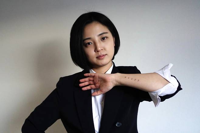 자신의 팔에 새긴 '42299' 타투를 보이는 류호정 정의당 의원 ⓒ류호정 정의당 의원 페이스북