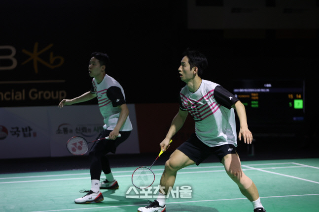 Seo Seung-jae (left) - Choi Sol-gyu of the Armed Forces Sports Corps.  Korea Business Badminton Federation