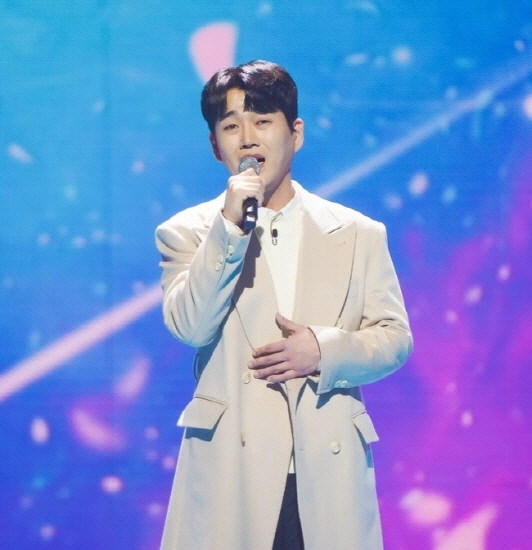 Singer Hwang Hero apologized for the many allegations surrounding him, and appealed earnestly for another chance. It is noteworthy whether he will be able to win the prize money of 800 million won by turning his fan heart.On the 25th, Huang Hero and Burning Mr. Trotman production team announced their official position together. First of all, Huang Hero said, I deeply apologize to those who have been damaged by my lack and mistake.As I became an adult, I regretted and reflected on what happened in the past. I am regretful and heartbreaking to apologize to you now. I am sincerely sorry that I have hurt my friend who was a close friend.I will meet you face to face and apologize and ask for forgiveness. Please forgive my shortcomings and mistakes. I have a willingness to live a new life, even though the mistakes of the past are heavy, he said.Since the middle of the year, Ive been working in a factory for many years and Ive learned to live a sincere life, and Ive started singing my childhood dream again, and Ive been in Mr. Trotman, and Ive been so scared and scared to be in public.However, I wanted to be eager to sing, to reflect on the past and to try to be a good society member. Hwang Hero said, I was in fear and pain every moment while recording the broadcast.I want to put everything down and disappear at this moment, he said. I would like to express my sincere apologies for my grandmother who took care of me on behalf of my mother who lived with her son for the rest of her life.Please forgive my faults and shortcomings. Please give me a chance to reflect on my past and change into a more Na-eun person. Please forgive my past shortcomings. The Burning Mr. Trotman crew said, There was a preliminary confirmation and The Vow in the selection of the cast, but I apologize to the viewers and fans for the unfortunate situation that occurred with realistic Meru. Hero acknowledged that he was fined 500,000 won by the prosecutions prosecution in 2016 (22 years old).I have also confirmed that there are different facts in the contents raised, and I think there may be some unfair parts.However, Huang Hero is fully apologizing for all the wrongs and deficiencies, and says he is sorry that he did not confess his past mistakes first, he added. We will look closely at this issue in the future and make sure there is a correct recovery. On the other hand, a former YouTuber said that Huang Hero is twentyiesHe claimed to have caused an early injury problem, and then released an interview with Mr. A, who claims to be a victim of violence.Mr. A dismissed Hwang Heros request to eat more alcohol during his birthday party, but suddenly he was violence and suffered from aftereffects such as dentition.Mr. A sued Huang Hero for injury, and Huang Hero also accused Mr. A of bilateral violence.After that, Mr. A agreed with Huang Hero for 3 million won including medical expenses, but Huang Hero did not apologize for any apologies. Trotman appeared to be uncomfortable about being loved.In addition, other Disclosures were added while Huang Heros position was delayed.Only about 50 percent of the reports have been made public, a YouTuber said. We are receiving additional tips on Hwang Heros training camp problems and military life problems, and an article titled Hwang Heros ex-girlfriend was posted on MBNs viewers bulletin board.In addition, Disclosure came out that Hwang Hero had carried out Iljin activities such as engraving Irezumi, a so-called yakuza tattoo, and putting students necks and violence.On the other hand, Hwang Hero is Burning Mr. Trotman Not only has he won first place in the semi-finals, but he has also been ranked number one in the popular vote and has been attracting attention as the strongest champion.In the meantime, Burning Mr. Trotman has already finished recording the finals, and all of the top eight, including Huang Hero, have set the stage, and only the audience letter voting and the winner announcement are broadcast live.Live broadcasts of the Top 8 finals will be held on the 28th and the 7th of next month.This is Huang Hero.I deeply apologize to those who have suffered damage due to their inadequacies and mistakes.As I became an adult, I have regretted and reflected on things that happened in the past.Im sorry and heartbroken to say sorry now.I sincerely apologize for hurting my friend who was a close friend.I will meet you in person to apologize and ask for your forgiveness.And I apologize to many people who have suffered from discomfort and damage because of my wandering and wrongdoing.Forgive me for my inadequacies and faults.And to those who have already forgiven and given the opportunity, I would like to apologize again and thank you for your opportunity.I have a will to live a new life even though the mistakes of the past are heavy.twentyiesSince the middle of the year, I have been working in the factory for many years and have learned a sincere life.And I started singing again, which was my childhood dream. I also appeared in Trotman.I was so scared and terrified to be in public.However, I wanted to sing earnestly, and I wanted to reflect on the past and try to be a good member of society.I was in fear and pain every minute of the recording.At this moment, I want to put everything down and disappear.However, I would like to express my sincere apology for my grandmother who took care of me on behalf of my mother who lived in the back of my son for a lifetime and my mother who made a living.Burning Mr. Trotman Viewers, troubled crew members, I am sincerely sorry for the performers who call me brother because I am a bad brother.Please forgive my faults and shortcomings, and please give me a chance to reflect on my past and change into a more Na-eun person.And I ask forgiveness from many who remember me.Please forgive my past shortcomings.And please allow me to become a good member of society and contribute through the singing life that I have gained again.I sincerely apologize for any inconvenience this may have caused.Thank you for all the love you send to the fiery Mr. Trotman.We have confirmed the facts about the recent cast member Hwang Hero.First of all, there was a preliminary confirmation and The Vow in the selection of performers, but I apologize to viewers and fans for the fact that there was a regrettable situation with realistic Meru.On the issue raised, Mr. Hwang (Mr.) confirmed the following.In 2016 (22 years old at the time), Hwang Hero (Mr.) was fined 500,000 won by the prosecution.I have also confirmed that there are different facts in the contents raised, and I think there may be some unfair parts.However, Hwang Hero (Mr.) is fully apologizing for all the wrongs and deficiencies, and apologizes for failing to confess his past wrongs first.We apologize for the delay in clearing up our position to ensure a clear fact-finding.We will take a closer look at this issue in the future and make sure there is a proper recovery.Thank you.