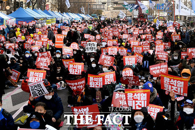 25일 오후 서울 중구 숭례문 일대에서 촛불승리전환행동 등 집회 참가자들이 '윤석열 퇴진! 김건희 특검!' 28차 촛불대행진 집회에 참석해 구호를 외치고 있다. /이선화 기자