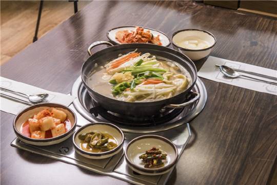 황해도전통손만두국의 만두전골 한상차림. 사진=황해도전통손만두국