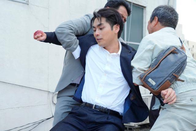 아가와는 강력반 형사였으나 폭력적인 성향이 문제가 돼 순경으로 시골 마을에 부임하게 된다. 월트디즈니컴퍼니 코리아 제공