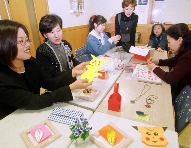 1999년 현대백화점 문화센터에서 4050세대 주부 수강생들이 종이접기 강의를 듣고 있다. 한국일보 자료사진