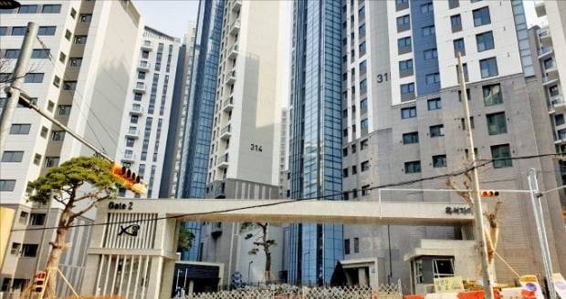 서울 25개 자치구 가운데 동작구의 전셋값 하락 폭이 가장 크게 나타나고 있다. 사진은 동작구 흑석동 흑석리버파크자이. / 안시욱 기자