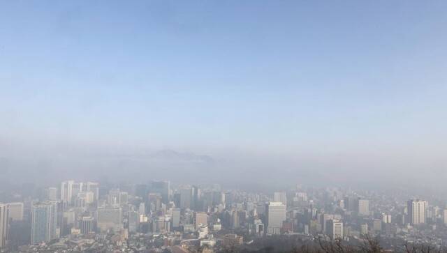 중부지방 초미세먼지 농도가 '나쁨' 수준을 기록한 이달 1일 오전 서울 남산에서 뿌연 하늘. 연합뉴스