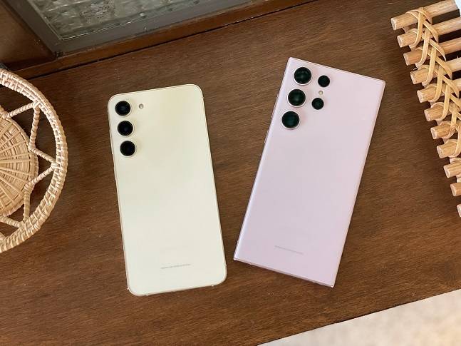 갤럭시S23 플러스 크림(왼쪽)과 울트라 라벤더(오른쪽)./사진=백유진 기자 byj@