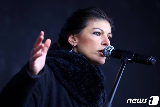 자라 바겐크네히트 독일 좌파당 원내대표가 25일(현지시간) 베를린에서 우크라이나에 대한 무기 지원 반대 시위에 참여해 발언하고 있다. 2023.02.25/뉴스1 ⓒ 로이터=뉴스1 ⓒ News1 김민수 기자