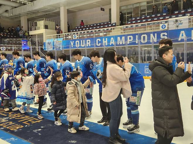 HL안양 선수들이 26일 경기에서 이긴 뒤 팬들과 함께 하이파이브를 하며 감사 인사를 하고 있다. /박강현 기자