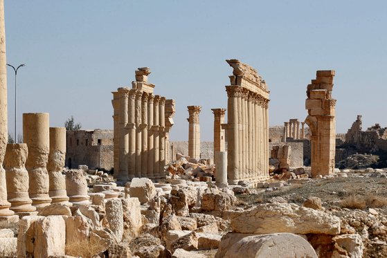 시리아 중부 홈스의 로마시대 유적이 내전 중에 파괴된 모습. 알레포의 문화유산도 내전 기간 상당 부분 파괴됐다. AFP=연합뉴스