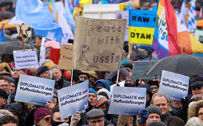 25일(현지시간) 독일 베를린에서 우크라이나에 대한 무기 지원 중단과 평화협상을 촉구하는 시위가 열렸다. 로이터연합뉴스