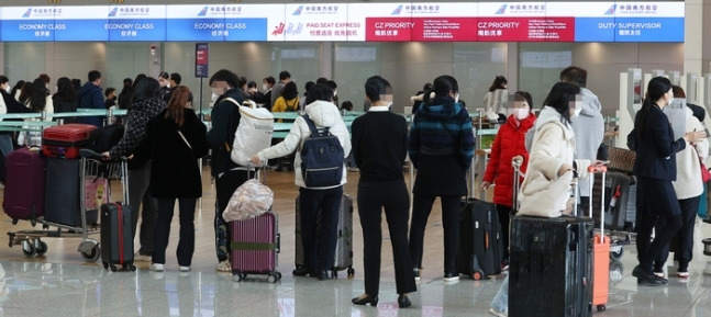 지난달 14일 오후 인천국제공항 제1여객터미널 출국장에서 여행객들이 탑승수속을 기다리고 있다. [사진출처 = 연합뉴스]