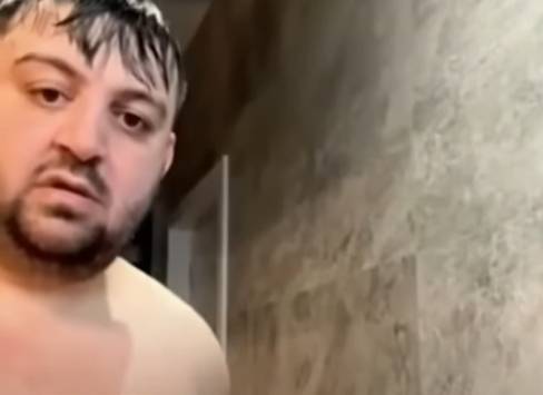 화상회의 영상에 알몸으로 등장한 의원/사진= 루마니아 지방의회 중계 영상 캡처