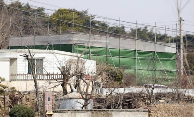 공사 중인 경남 양산시 하북면 평산마을 문 전 대통령 책방 [연합]