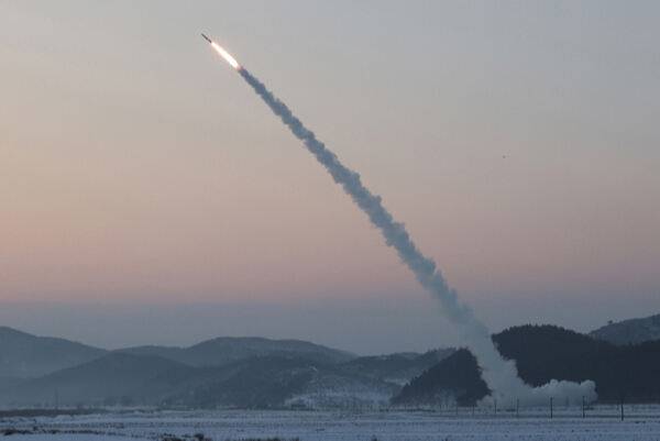 북한의 초대형방사포가 발사 직후 가상 표적을 향해 날아가고 있다. 조선중앙통신·연합뉴스