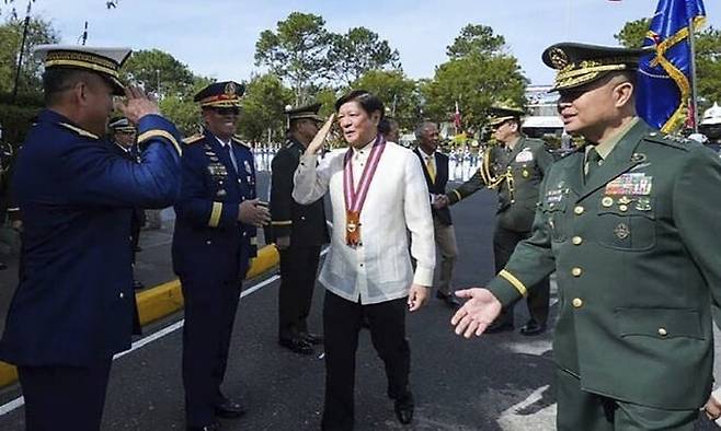 페르디난드 마르코스 주니어 필리핀 대통령(가운데)이 18일 바기오의 육군사관학교에 들러 거수경례를 받고 있다. 바기오=AP연합뉴스, 필리핀 대통령실 제공