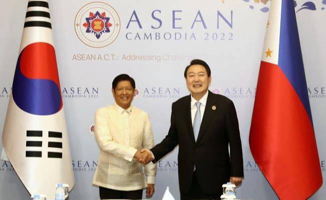 윤석열 대통령(오른쪽)과 페르디난드 마르코스 필리핀 대통령이 지난 2022년 11월&nbsp;캄보디아 프놈펜에서 열린 아세안+3(한·중·일) 정상회의 참석을 계기로 마련된 양국 정상회담에 앞서 악수하고 있다. 세계일보 자료사진&nbsp;