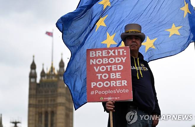 영국 의회 앞 EU 깃발 [EPA 연합뉴스 자료사진. 재판매 및 DB 금지]