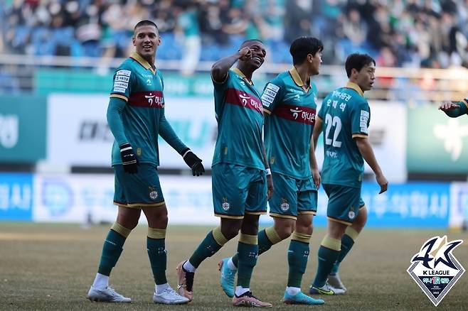 대전 하나시티즌의 외국인 듀오 레안드로(왼쪽에서 두번째)와 티아고. (한국프로축구연맹 제공)