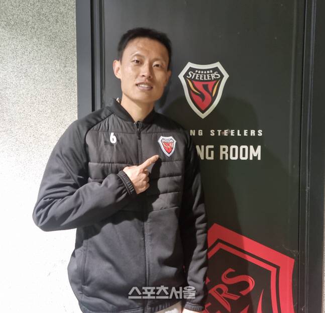 포항 김종우가 6일 대구전이 끝난 뒤 믹스트존에서 인터뷰 후 포즈를 취하고 있다. 포항 | 박준범기자