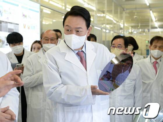 윤석열 대통령이 2022년 4월 29일 대전 유성구 한국과학기술원(KAIST) 내 위치한 나노종합기술원을 방문해 반도체 클린룸 및 테스트 베드 현장을 시찰하고 있다.(사진=뉴스1)