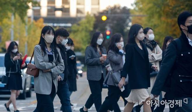 서울 여의도역 인근에서 직장인들이 출근하고 있는 모습./강진형 기자aymsdream@