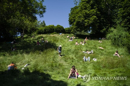 프랑스 파리 뷔트쇼몽 공원에서 일광욕을 즐기는 사람들. [EPA=연합뉴스]