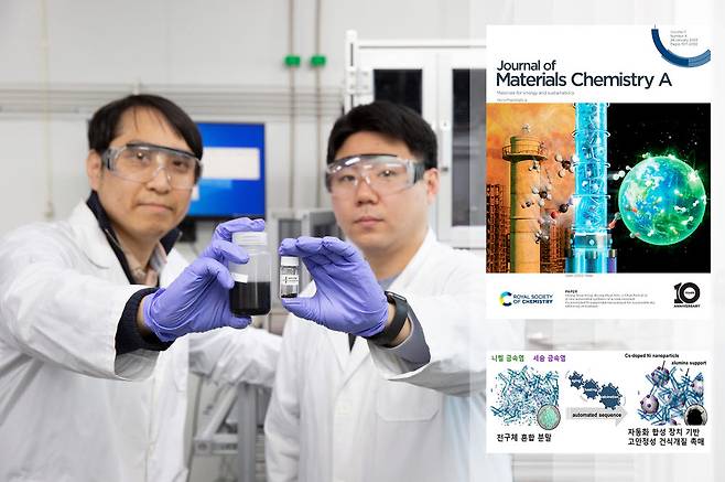 에너지연 연구진이 개발한 고안정성 나노촉매를 들어보이는 모습