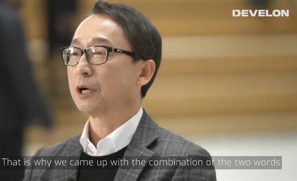 현대두산인프라코어가 신규 브랜드 '디벨론(DEVELON)'의 온라인 쇼케이스를 개최했다. 사진은 조영철 현대두산인프라코어 사장. [사진=현대두산인프라코어]