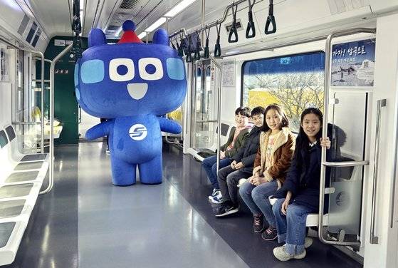 최광재·권도준·박시오·박주영(왼쪽부터) 학생기자가 서울교통공사 군자 차량 사업소를 찾아 신형 VVVF 인버터 전동차에 탑승해 봤다.