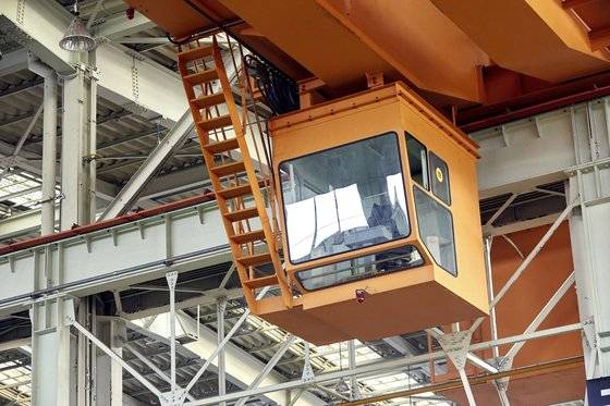 정비·검수를 마친 전동차는 크레인으로 1량씩 들어서 하부 위에 올려 조립한다. 한 치의 오차도 있어서는 안 되는 매우 정밀한 작업이다.