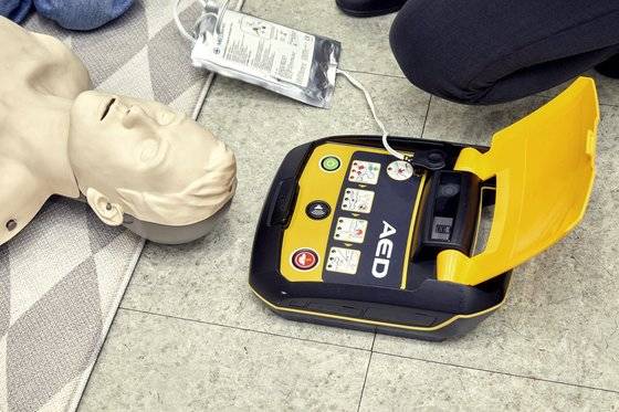 지하철에는 응급 상황을 대비해 여러 안전장치가 구비돼 있다. 자동 심장충격기(AED)도 그중 하나다.