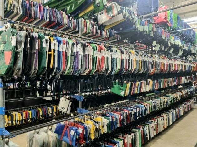 스위스 취리히 프라이탁 공장 모습. 유럽 전역에서 수거된 트럭 방수포로 가방을 제작하고 있다. 고은이 기자