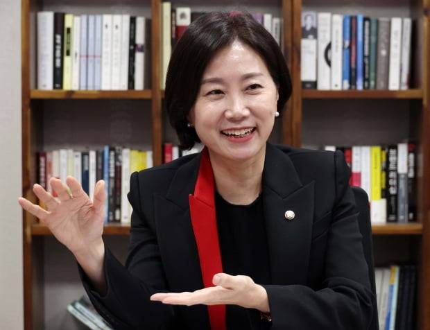 허은아 국민의힘 의원이 24일 국회에서 인터뷰를 하고 있다. /김병언 기자