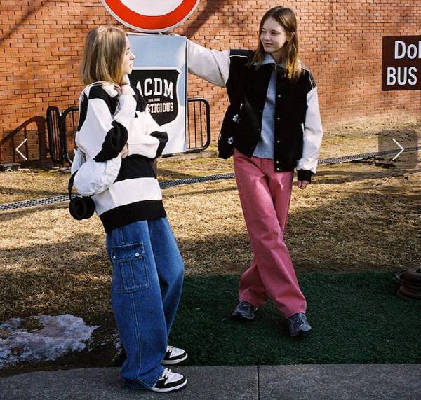 SPA브랜드 에잇세컨즈가 출시한 유니스 라인. 성별에 구애받지 않고 자신을 표현하는 잘파세대 특성을 반영했다. 에잇세컨즈 홈페이지