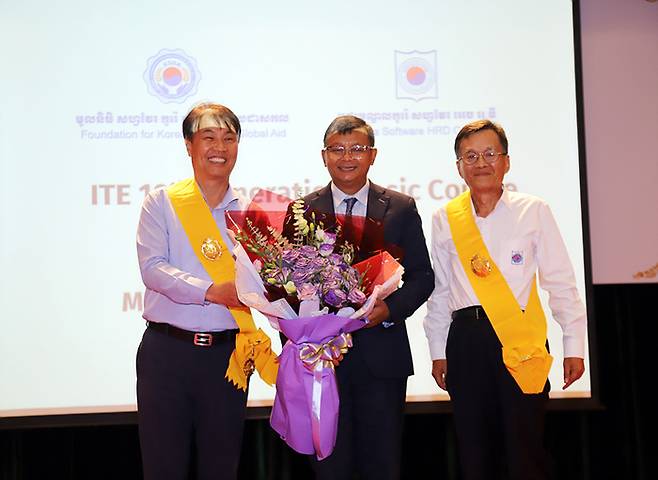 석창규 웹케시그룹 회장이 지난 10년간 캄보디아를 지원한 웹케시그룹의 공로를 인정받아 캄보디아 정부로부터 교육 공헌 훈장을 받았다. 웹케시 제공