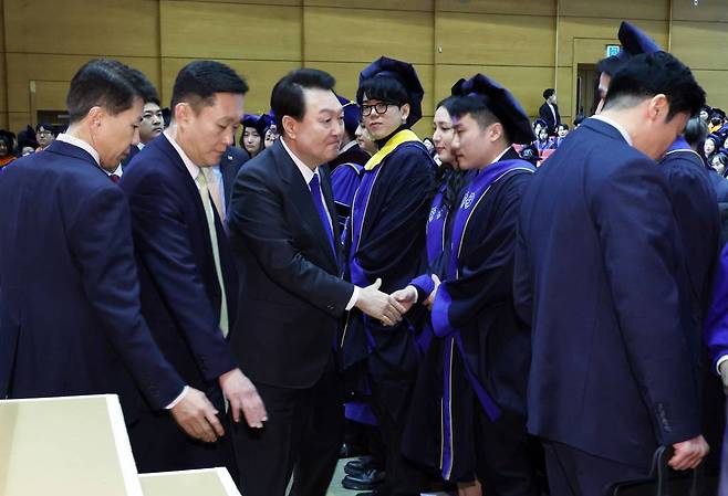 윤석열 대통령이 27일 서울 서대문구 연세대학교에서 열린 2023년 2월 학위수여식에서 졸업생들과 악수하고 있다. (대통령실통신사진기자단) /사진=뉴시스