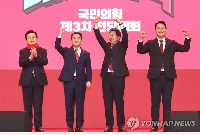 당원들 향해 인사하는 국민의힘 당대표 후보들 (홍천=연합뉴스) 이정훈 기자 = 국민의힘 황교안·안철수·김기현·천하람 당대표 후보(왼쪽부터)가 23일 오후 강원 홍천군 홍천종합체육관에서 열린 제3차 전당대회 강원 합동연설회에서 당원들을 향해 인사하고 있다. 2023.2.23 uwg806@yna.co.kr