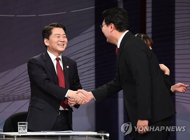 악수하는 안철수·천하람 (서울=연합뉴스) 국민의힘 안철수 당대표 후보와 천하람 당대표 후보가 22일 서울 여의도 KBS에서 열린 TV토론회에서 악수하고 있다. 2023.2.22 [국회사진기자단] uwg806@yna.co.kr