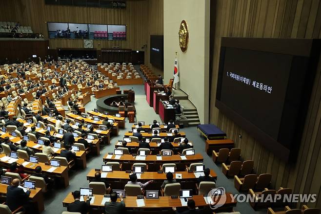 국회 본회의, 이재명 체포동의안 표결 (서울=연합뉴스) 임화영 기자 = 27일 오후 국회에서 열린 본회의에서 더불어민주당 이재명 대표에 대한 체포동의안 표결이 진행되고 있다.
    앞서 검찰은 지난 16일 위례 신도시·대장동 개발 특혜와 성남FC 후원금 의혹 등과 관련, 이 대표에 대한 구속영장을 청구했고, 법원은 이튿날 검찰에 체포동의 요구서를 보냈다. 2023.2.27 hwayoung7@yna.co.kr