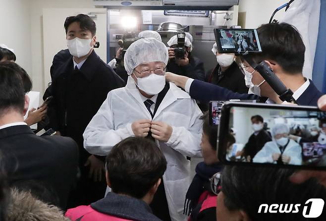 이재명 더불어민주당 대표가 28일 서울 은평구 수색초등학교에서 열린 학교급식노동자 폐암 진단 관련 민생현장 방문에서 교내 조리실 안으로 들어가기 전 위생복을 입고 있다. (공동취재) 2023.2.28/뉴스1 ⓒ News1 송원영 기자