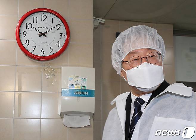 이재명 더불어민주당 대표가 28일 오전 서울 은평구 수색초등학교에서 열린 학교 급식노동자 폐암 진단 관련 민생현장 방문에서 조리실을 살펴보고 있다. (공동취재) 2023.2.28/뉴스1 ⓒ News1 송원영 기자